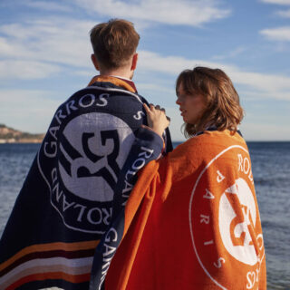 1712985067-drap-de-plage-officiel-joueur-se-coton-bio-roland-garros-2024-marine