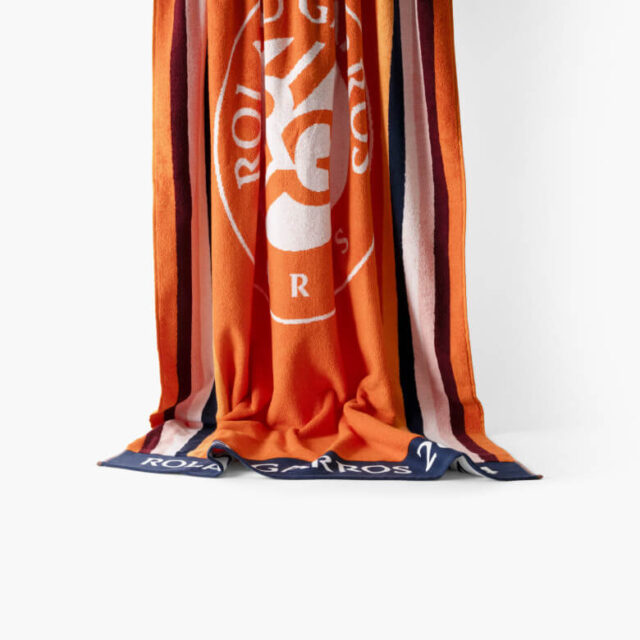 1712985085-drap-de-plage-officiel-joueur-se-coton-bio-roland-garros-2024-terre-battue
