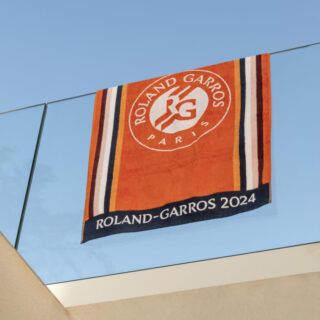 1712985089-drap-de-plage-officiel-joueur-se-coton-bio-roland-garros-2024-terre-battue
